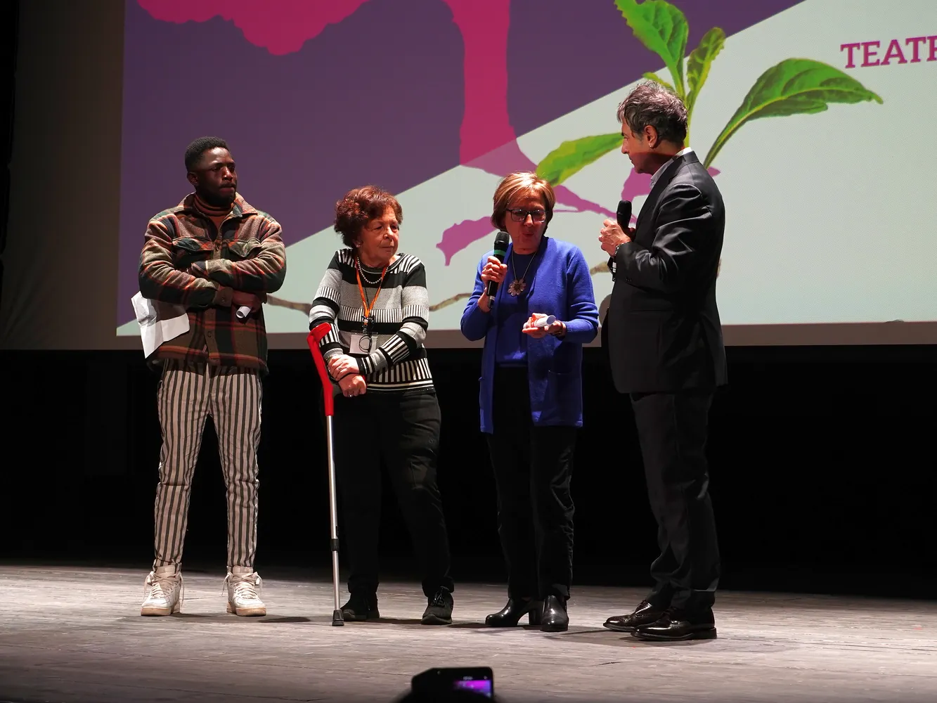 Squola senza confini - Penny Wirton Bari OdV - Foto dello Spettacolo “Social Fest!” con Antonio Stornaiolo - Meeting del Volontariato 2025 "Il Coraggio della Speranza" 14 Dicembre 2025 ore 17:00